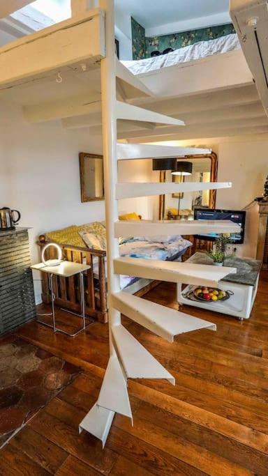 Spacious Loft Saint Michel Parijs